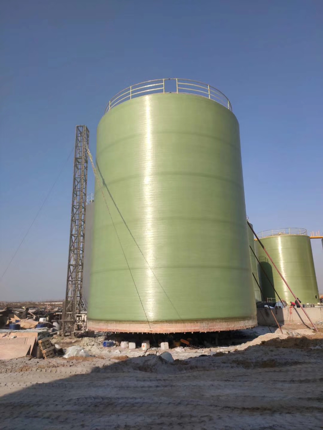 湖北現(xiàn)場(chǎng)施工大型玻璃鋼儲(chǔ)罐